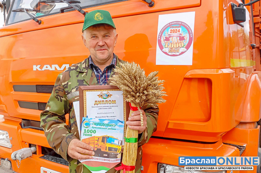 Уборочная-2024: водитель СПК «Маяк Браславский» Олег Петкун первым в районе перевез тысячу тонн зерна