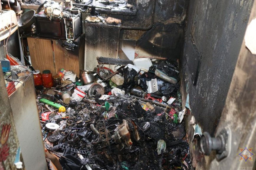 На пожаре в Гродно погиб ребенок, работники МЧС спасли его мать